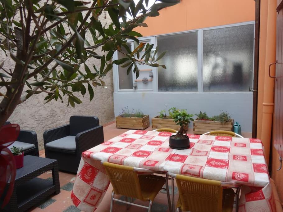 Appartement Spacieux Avec Grand Patio, 1Er Etage Сижан Екстериор снимка